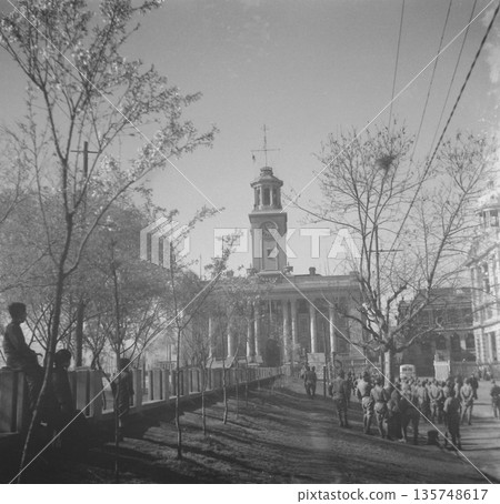 這張老照片拍攝於1940年，正值華民國抗日戰爭時期。照片中的是位於漢口（今武漢）的海關大樓（現為漢口海關博物館）。 135748617