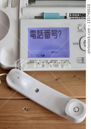 附傳真機的舊式骯髒固定電話、按鍵電話 附傳真機的舊式骯髒固定電話、按鍵電話 135748828