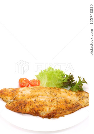 白魚煎蛋,魚料理,烤魚,淺色背景,巴沙魚 白魚煎蛋,魚料理,烤魚,淺色背景,巴沙魚 135748839