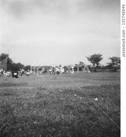 老照片：1940年，中華民國時期，在抗日戰爭期間，上海市政府大樓前舉行的業餘棒球比賽。 135748849