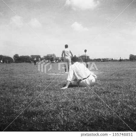 Old photo: 1940, Republic of China, during the Sino-Japanese War, amateur baseball tournament in front of the Shanghai Municipal Government Building 135748851