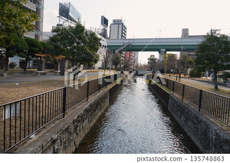 東大阪市長瀨川長廊公園的景色 東大阪市長瀨川長廊公園的景色 135748863