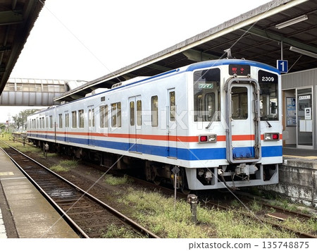 Waiting for the departure of the Toride-bound Josho Line train at Mizukaido Station Waiting for the departure of the Toride-bound Josho Line train at Mizukaido Station 135748875