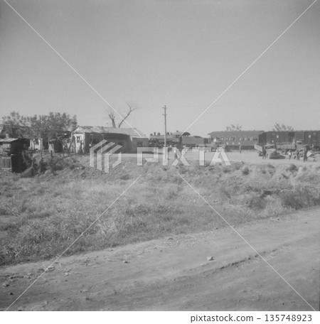 1940年，中華民國時期，中日戰爭期間，鹹寧車站前的老照片 135748923