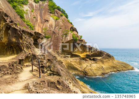位於三重縣熊野市的世界遺產鬼城,夏季 位於三重縣熊野市的世界遺產鬼城,夏季 135748965