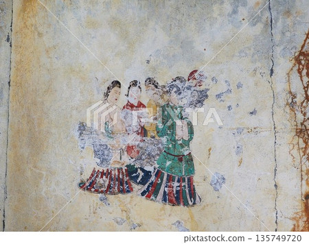 奈良縣高松塚壁畫博物館東牆女子群像（複製品） 135749720