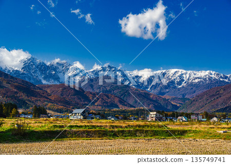 秋日晴朗，白馬山和周邊鄉村景色盡收眼底 135749741