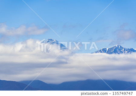 北阿爾卑斯山的秋日雲霧繚繞的景色 北阿爾卑斯山的秋日雲霧繚繞的景色 135749747