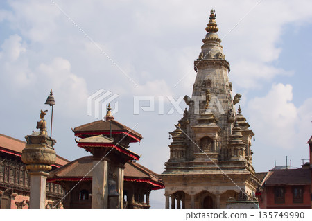 尼泊爾巴克塔普爾杜巴廣場的石頭寺廟和紀念碑 135749990