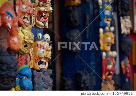 尼泊爾紀念品商店裡陳列著色彩鮮豔的木製護身符面具。 135749991