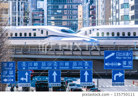 日本東京城市景觀，包括新幹線子彈列車穿過新橋的景象。 135750111