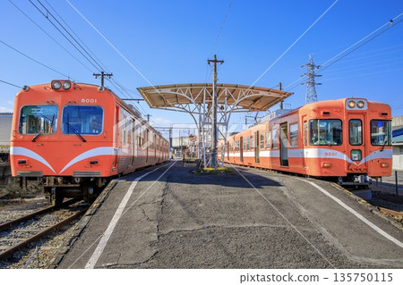 學南鐵道8000系列和9000系列車並排停靠在學南Eo站。 135750115
