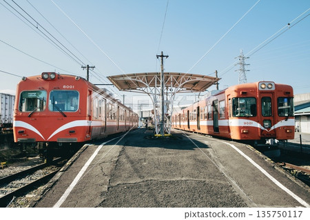 學南鐵道8000系列和9000系列車並排停靠在學南Eo站。 135750117