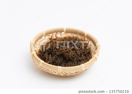 籃子裡的海藻 - Mozuku 庫存照片 135750210