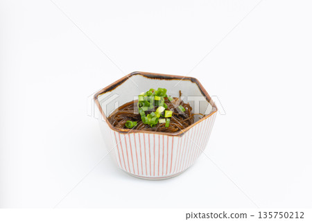 海藻(Mozuku)盛於日式餐具中,配上蔥花。 海藻(Mozuku)盛於日式餐具中,配上蔥花。 135750212