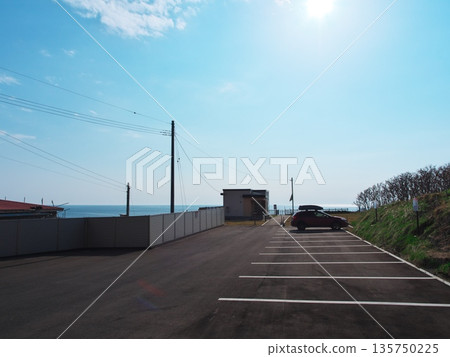 北海道初夏：瀧瀨海岸的白芙拉展望公園與停車場 135750225