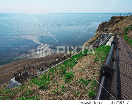 初夏的北海道：從白倉展望台通往瀧瀨海灘沙灘的階梯 135750227