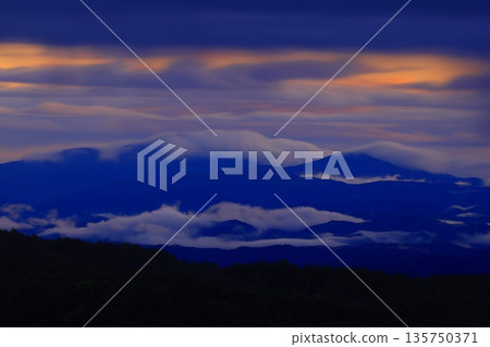 漂浮在雲彩海的山 漂浮在雲彩海的山 135750371