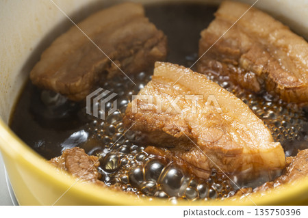 Boil braised pork belly 135750396