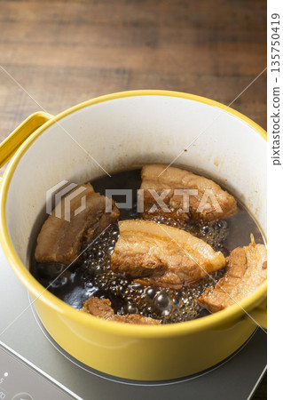 Boil braised pork belly 135750419