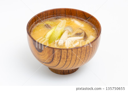 味噌湯配蘑菇和蔥花。照片背景為白色。木碗盛裝的蟹菇味噌湯。 135750655