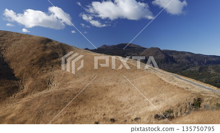 伊豆高原：大室山火山口步道（冬季） 135750795