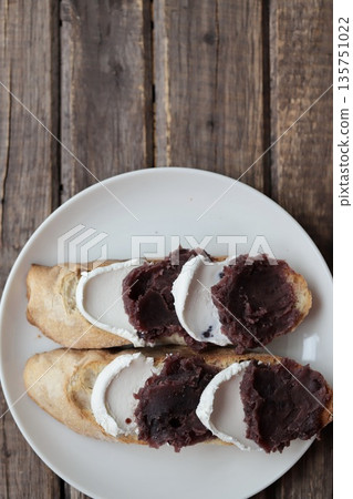 全麥鄉村麵包夾豆沙和奶油乳酪的開放式三明治 135751022