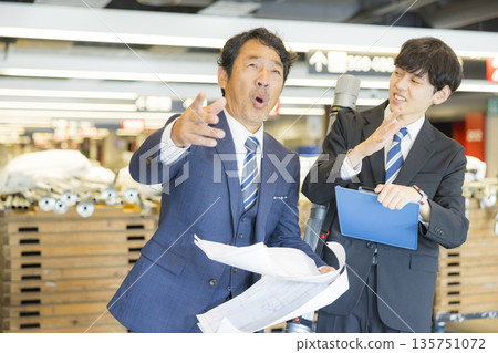 一位穿著西裝的中年男子主持了這場活動 一位穿著西裝的中年男子主持了這場活動 135751072
