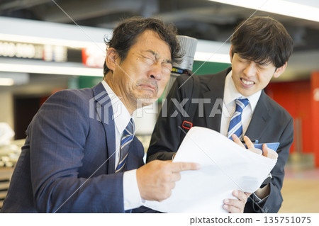 一位穿著西裝的中年男子主持了這場活動 135751075