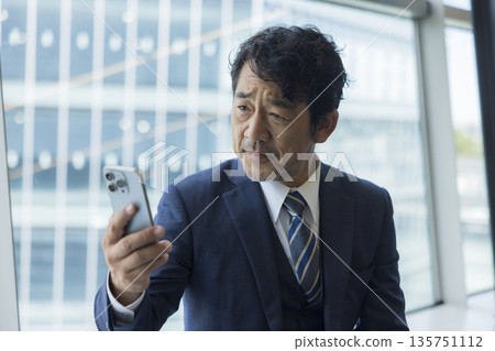 Middle men watching smaho 135751112