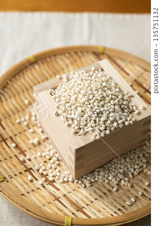 木箱裡的糯大麥 135751132