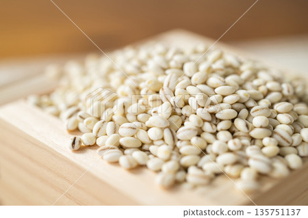 Glutinous barley in a wooden box Glutinous barley in a wooden box 135751137