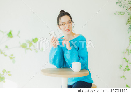 觀看智能手機的婦女 觀看智能手機的婦女 135751161