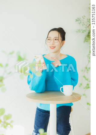 觀看智能手機的婦女 觀看智能手機的婦女 135751163