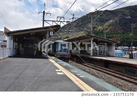 滋賀縣高島市湖西線近江高島站的月台及快速列車 135751170
