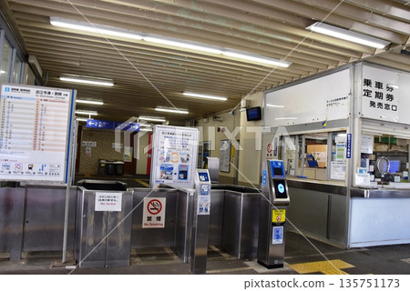 在滋賀縣高島市近江高島站(厚生線)檢票口前 在滋賀縣高島市近江高島站(厚生線)檢票口前 135751173