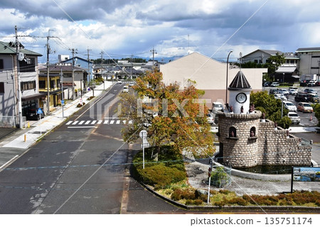 滋賀縣高島市,近江高島站前的格列佛童話廣場(位於厚生線)。 滋賀縣高島市,近江高島站前的格列佛童話廣場(位於厚生線)。 135751174