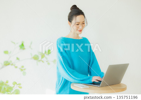 一個女人使用電腦 一個女人使用電腦 135751196