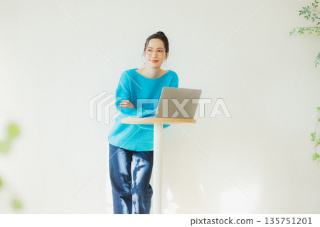 一個女人使用電腦 135751201