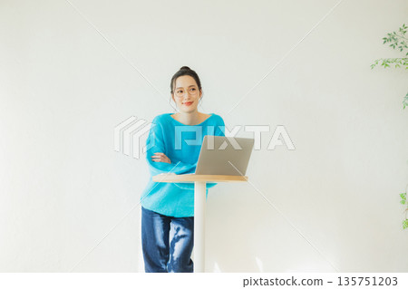 一個女人使用電腦 135751203