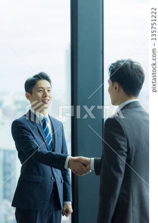 握手的商人 135751222