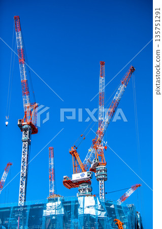 New landscape of Tokyo cityscape in Japan. TOKYO TORCH Huge steel structures and cranes in Otemachi. Towards a new era 135751291