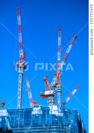 日本東京城市景觀新貌。東京火炬塔大手町的起重機。通往令人驚嘆的塔樓 135751474