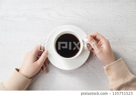 Woman hand holding coffee cup 135751523