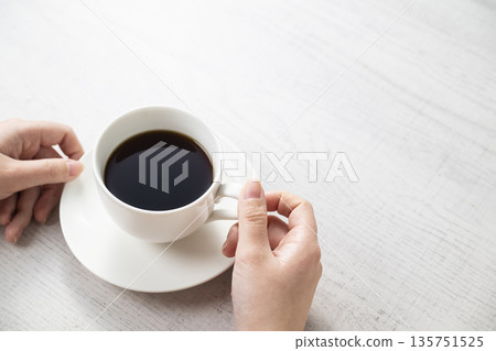女人手拿著杯咖啡 女人手拿著杯咖啡 135751525