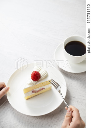 女人的手在吃草莓蛋糕 女人的手在吃草莓蛋糕 135751530
