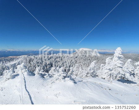 Yatsugatake in the dead of winter (Mount Tateshina seen from the hiking trail from Mount Kitayokodake to Mount Mitsudake) Yatsugatake in the dead of winter (Mount Tateshina seen from the hiking trail from Mount Kitayokodake to Mount Mitsudake) 135752260