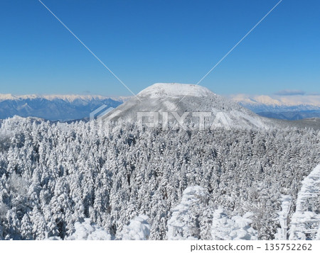 隆冬時的八岳（北遊岳到三岳的登山道上看到的立科岳） 135752262
