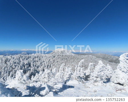 隆冬時的八岳（北遊岳到三岳的登山道上看到的立科岳） 135752263
