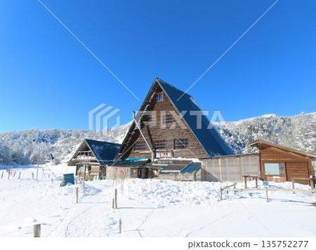 隆冬時的八岳（島菖蒲山莊，冬季歇業） 135752277